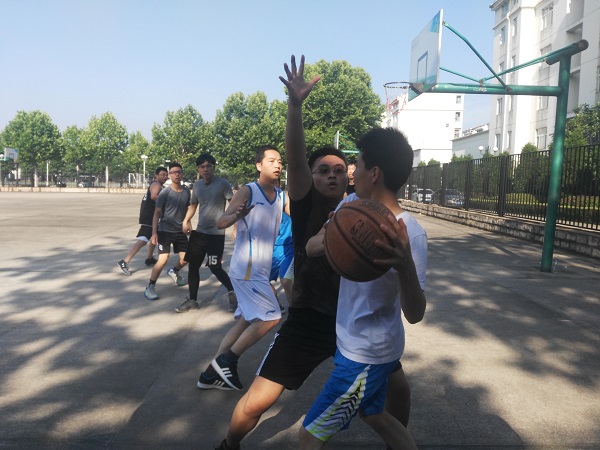 国产做爱视频
举行欢送2018届毕业生师生篮球赛