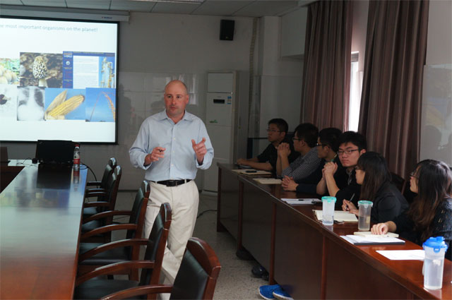 《Mold, Mushroom and Human》讲座在国产做爱视频
召开