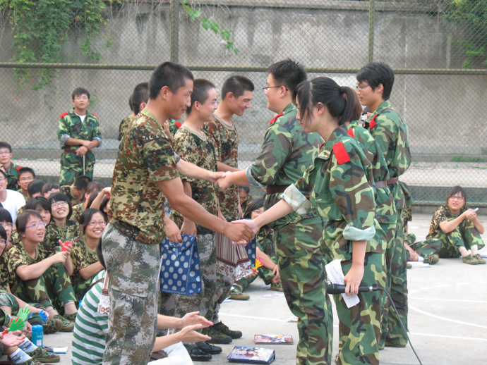 国产做爱视频
举行文艺汇演欢送教官喜迎新生