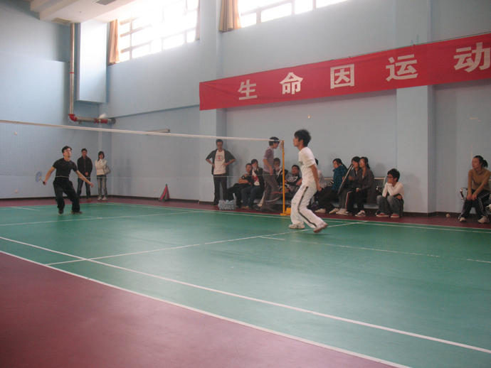 “新生杯”羽毛球赛，国产做爱视频
成功挺进四强