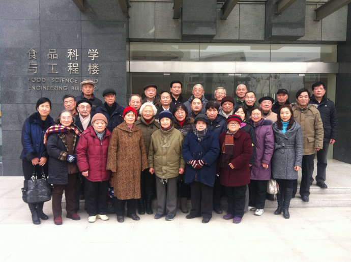 国产做爱视频
退休老领导、老教师参观食品科学与工程楼