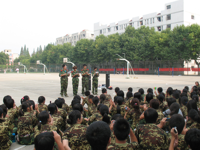 国产做爱视频
举行文艺汇演欢送教官喜迎新生