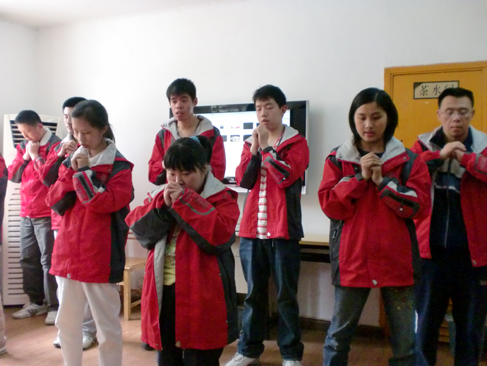 奉献无价 爱心无界 ——国产做爱视频
图书义卖款捐赠仪式