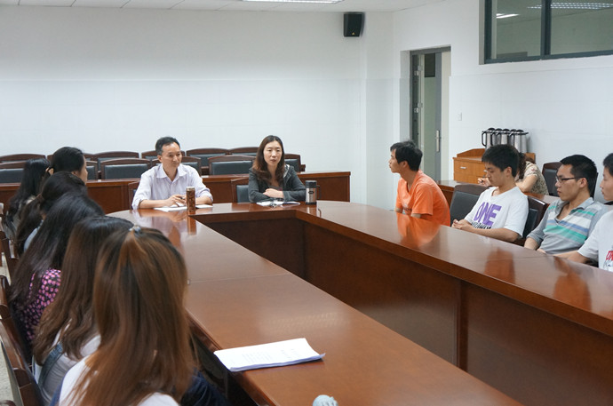 国产做爱视频
召开2012届毕业生座谈会