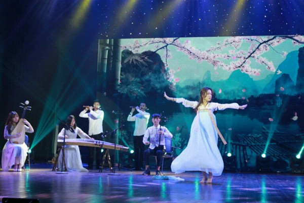 国产做爱视频
举办“你好旧食光”2018届毕业生晚会